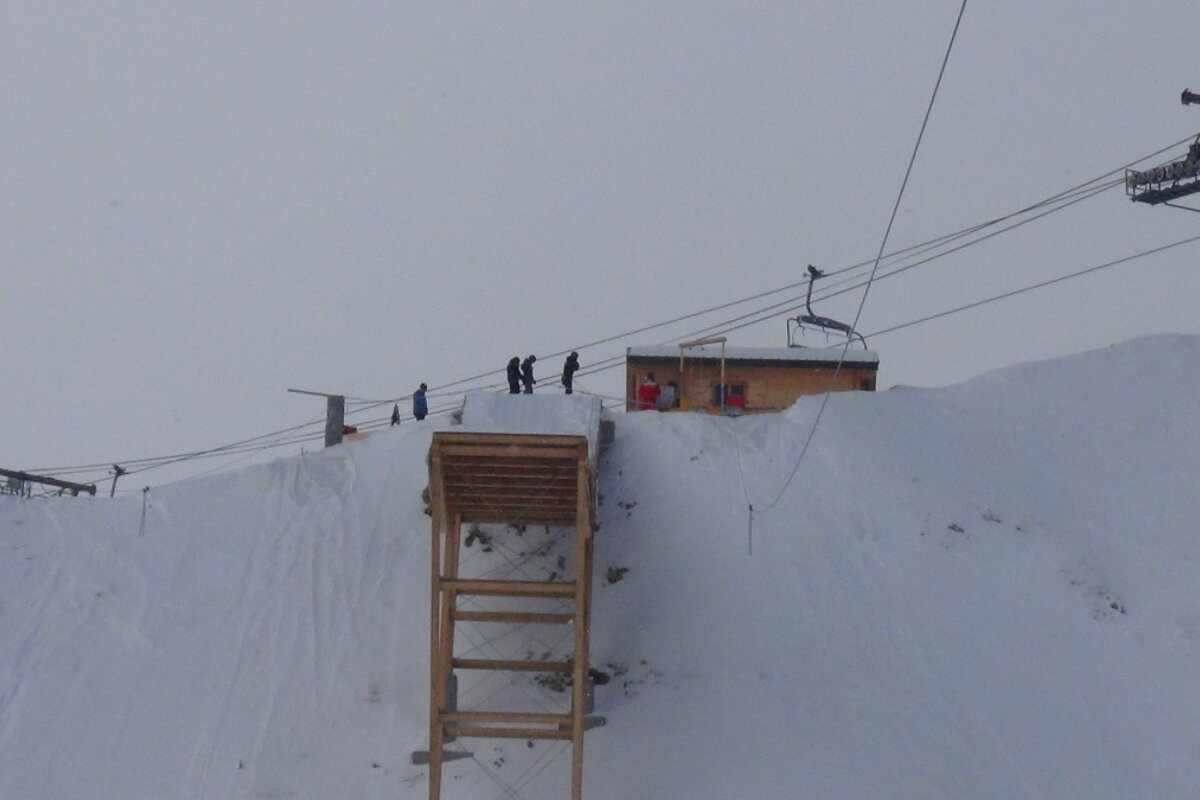 the size of the ski jump from a distance