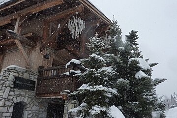 a snowy building in va disere
