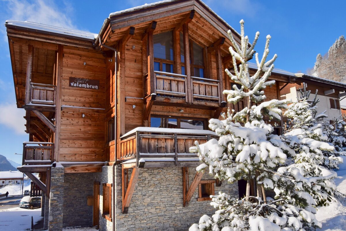 A large wooden building with a sign that says chalet valambren