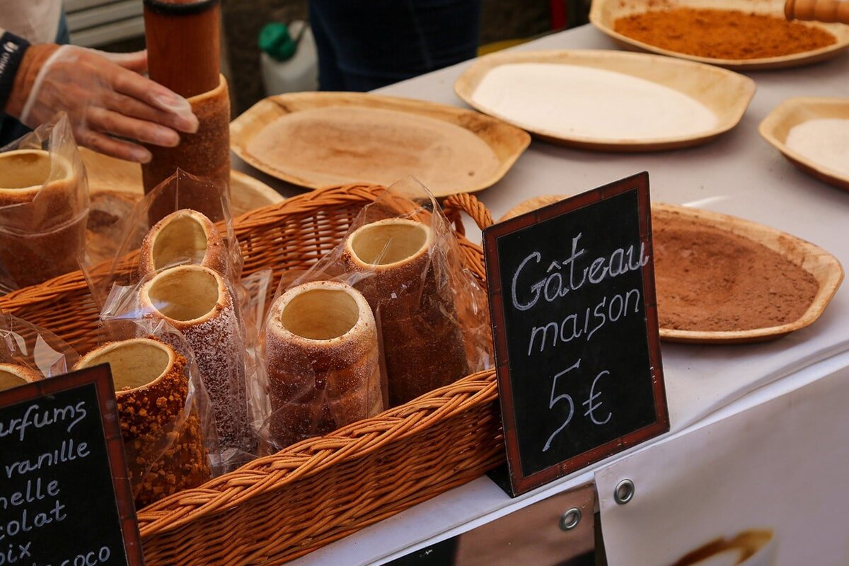 A sign that says gateau maison on it