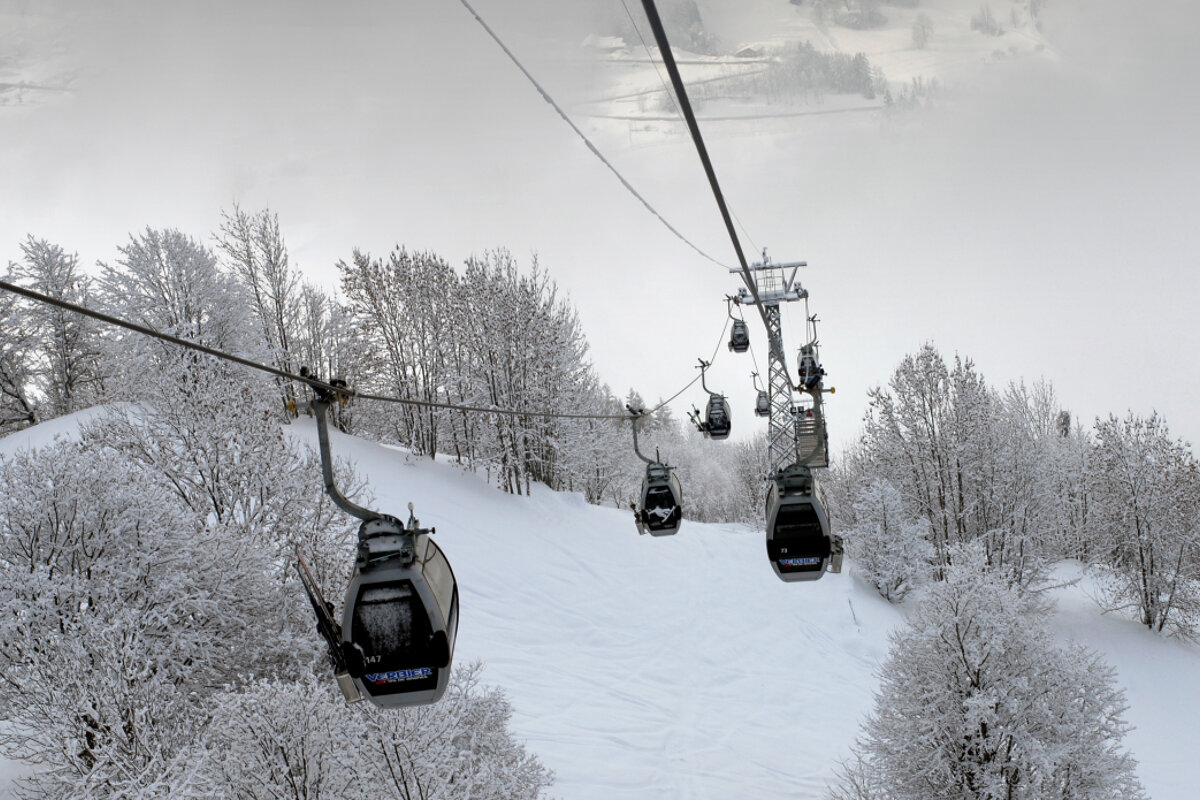 a gondola ski lift in Verbier