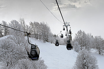 a gondola ski lift in Verbier