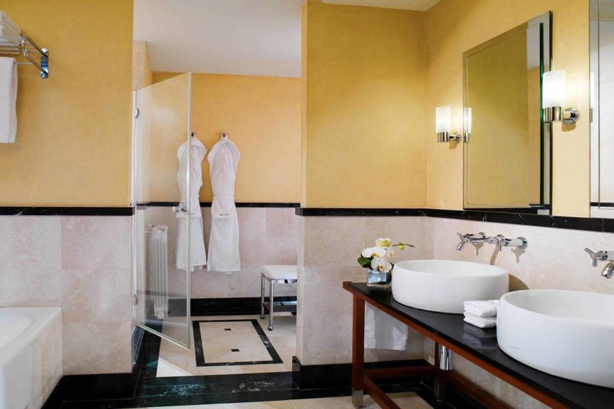 Westin Palace Hotel, Milan bathroom