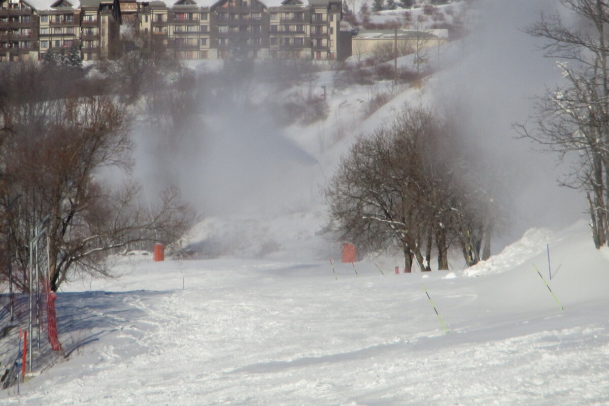 a ski piste down the hill from alpe dhuez