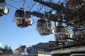 a ski lift in alpe dhuez