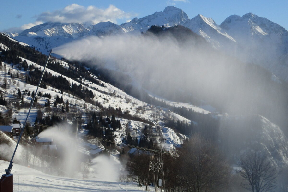 snow canons blasting over the piste