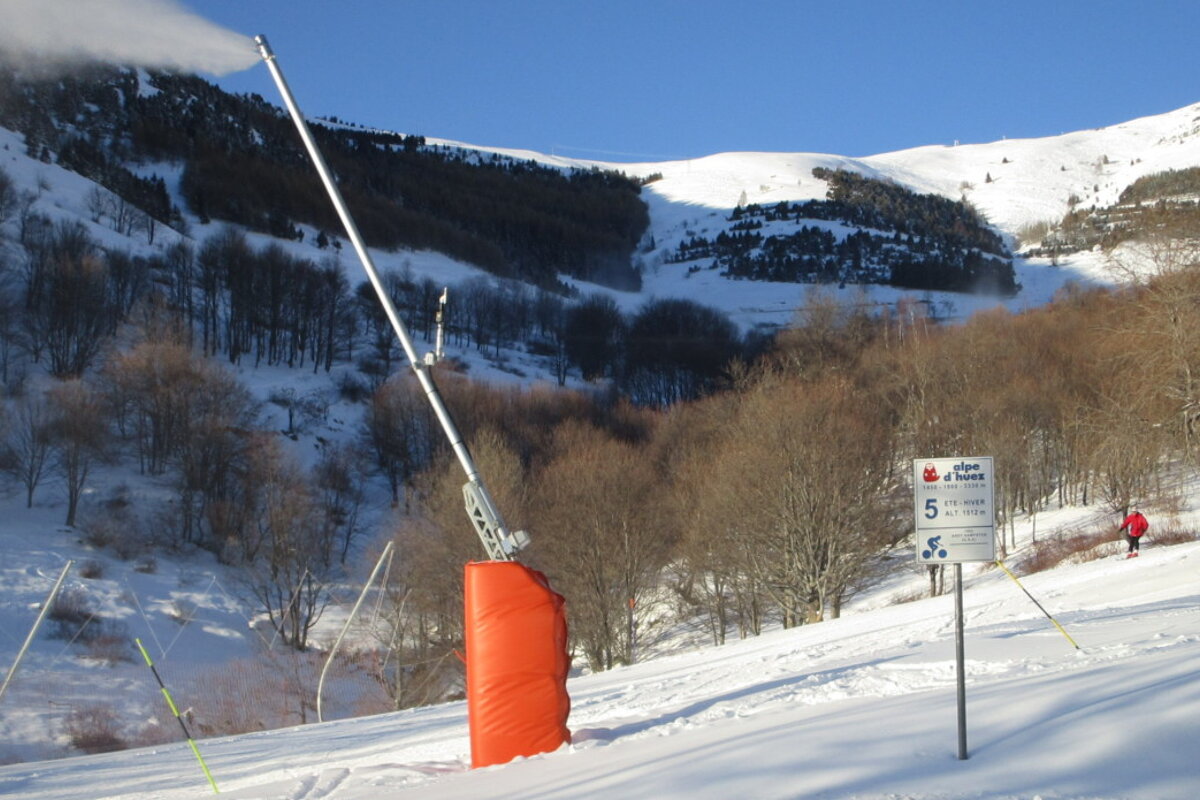 snow canons on the piste to huez village