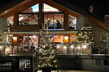 A building with a sign that says ' ristorante ' on it