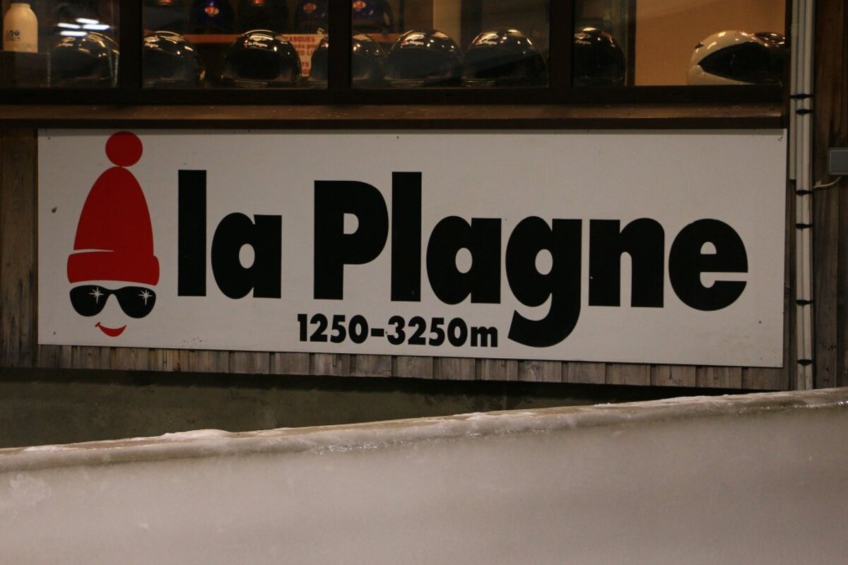 a la plagne sign at the bob track