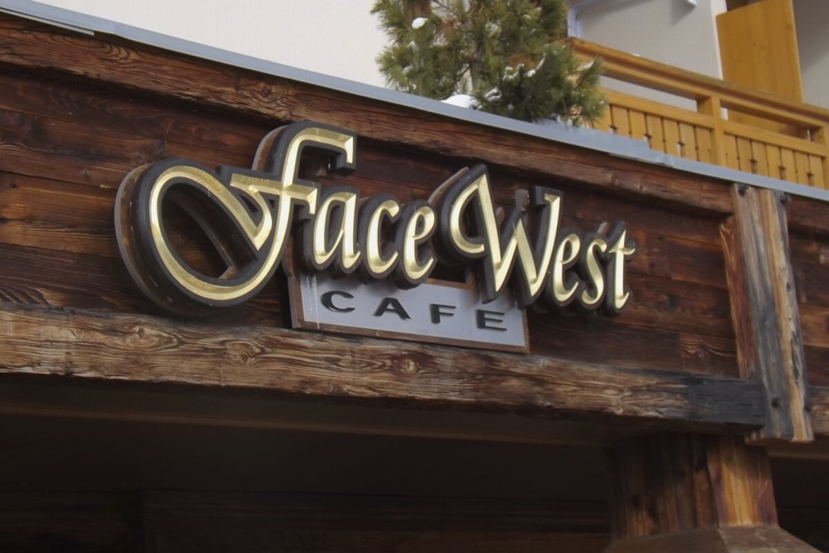 a sign outside a cafe in val thorens