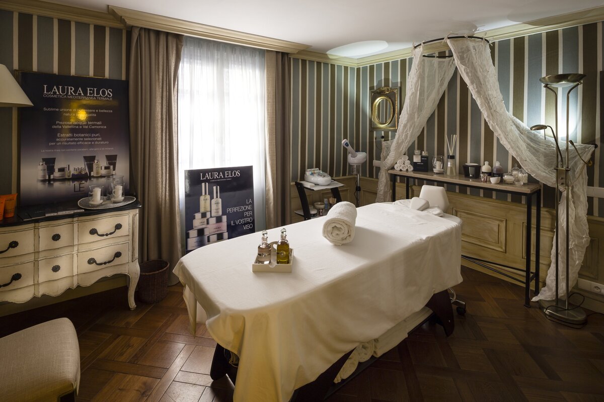 A room with a table and a sign that says laura elos