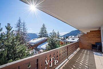 A balcony with the letters vjp on it