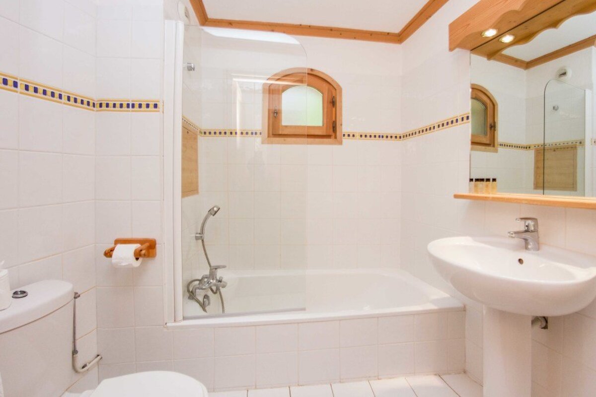 Beau Vallon Chalet, La Tania bathroom