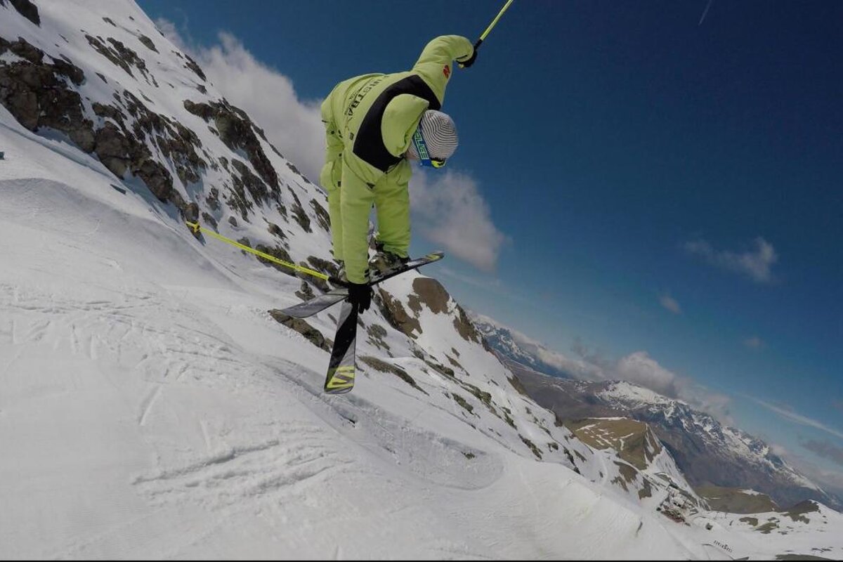 a freestyle skier crossing his skis over