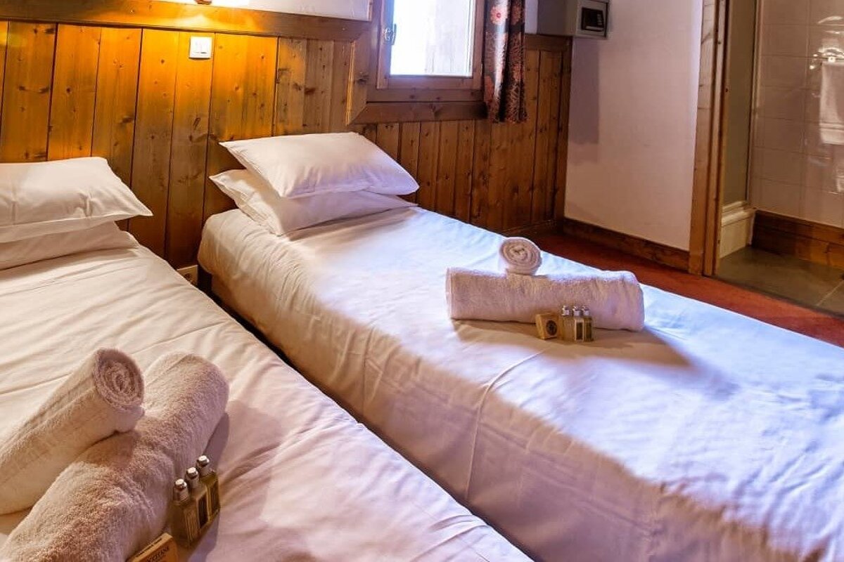 Caribou Chalet, Val Thorens twin bedroom