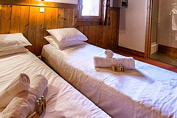 Caribou Chalet, Val Thorens twin bedroom