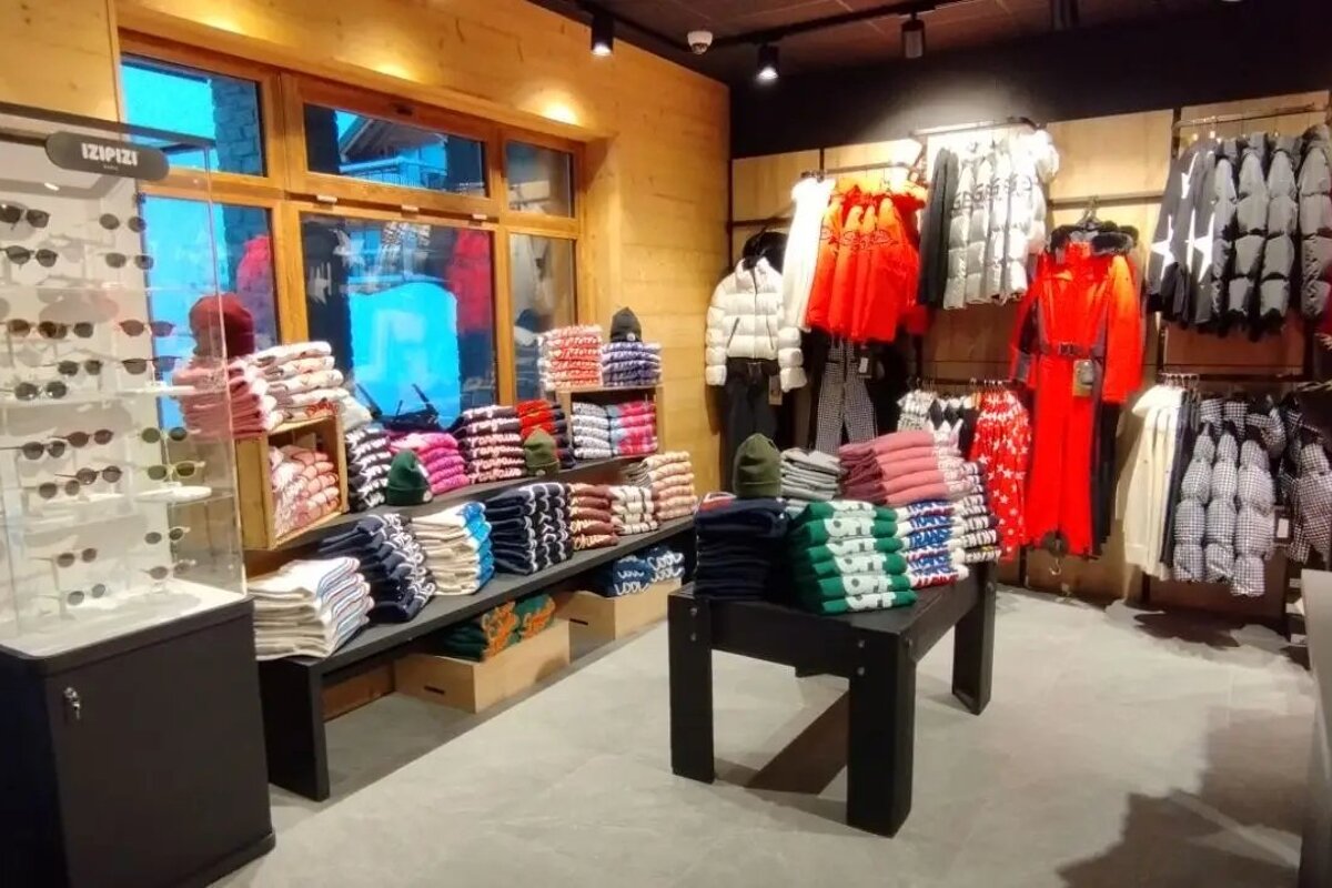 A store with a sign that says esprit on it