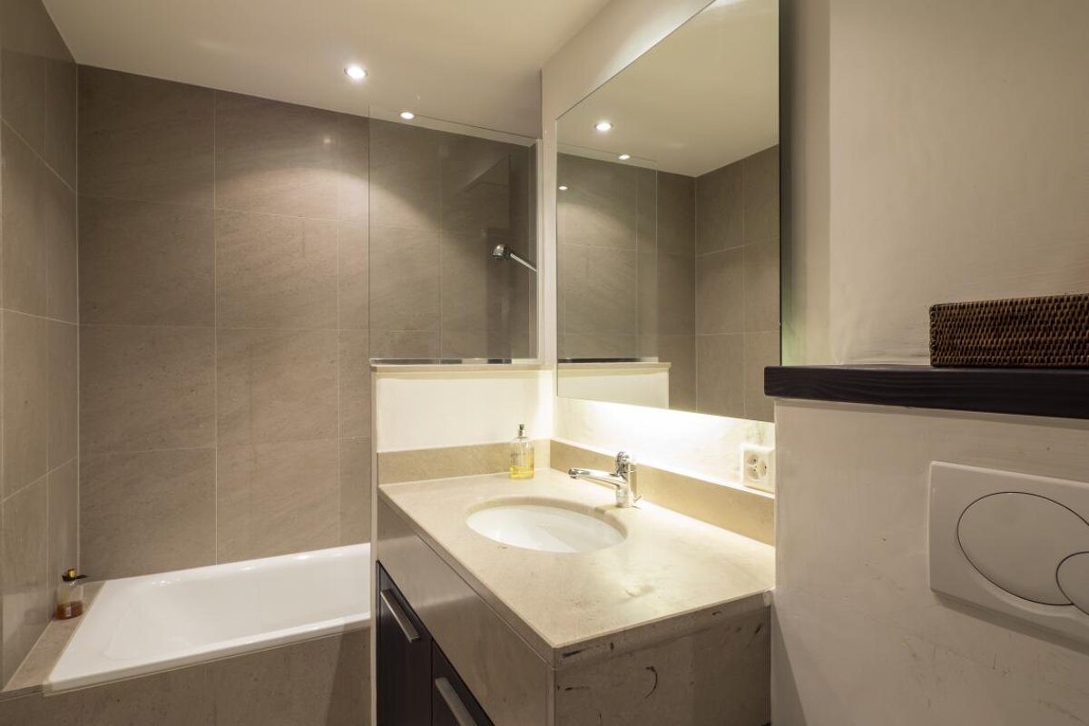 A bathroom with a sink and a bathtub