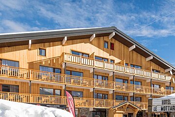 A hotel with a sign that says hotel le mottari