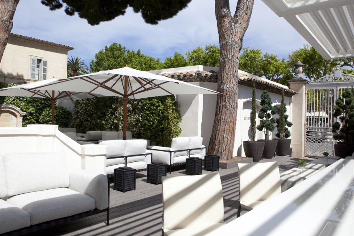 White 1921 Bar, Saint Tropez  exterior