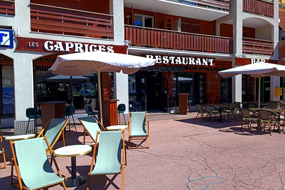 The outside of a restaurant called les caprices