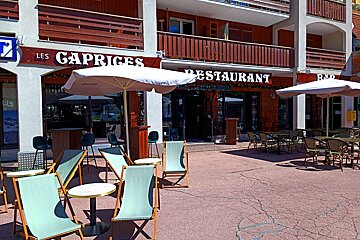 The outside of a restaurant called les caprices
