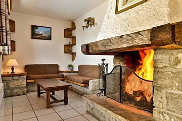 Leopold Chalet, Meribel - Mottaret living-room