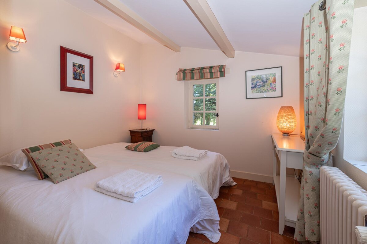 A bedroom with a single bed and a window