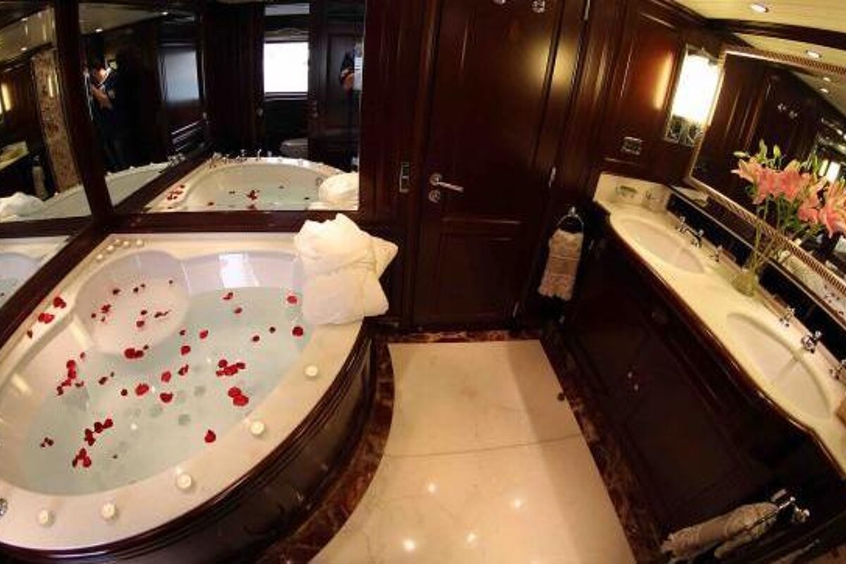 Benetti 100' 30m Motor Yacht, Ibiza bathroom