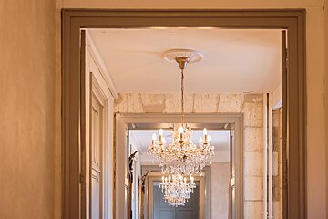 A hallway with a chandelier hanging from the ceiling