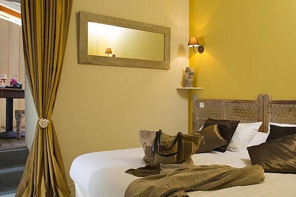 Les Flots Bleus Hotel, Beaulieu-sur-Dordogne double bedroom