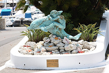 statue at Port Gallice