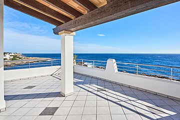 A balcony with a view of the ocean
