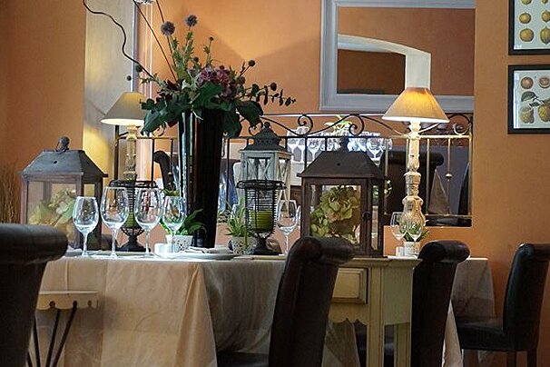 Cote Sud Restaurant, Uchaux interior