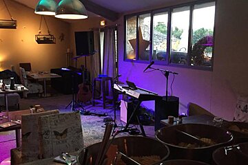 Le Garage a Lumieres Restaurant, Goult interior