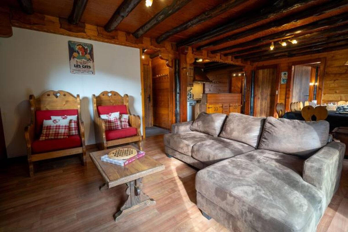 A living room with a couch and chairs and a sign that says les gens