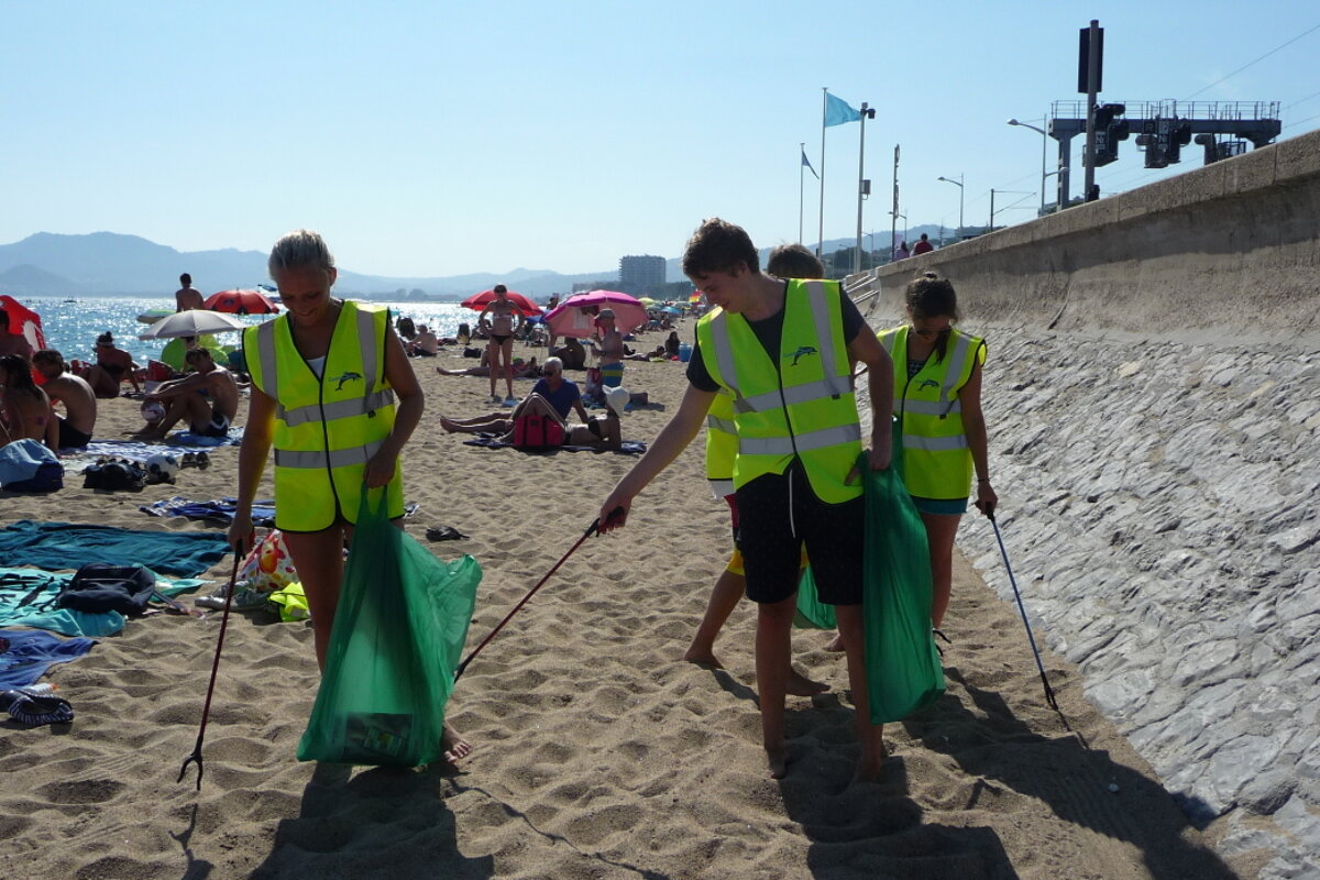 Volunteers cleaning the beaches in cannes