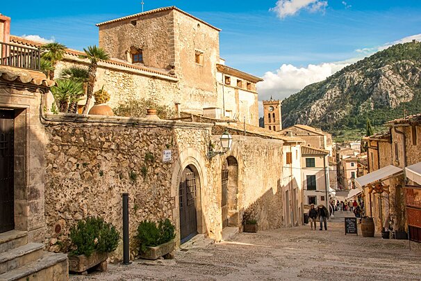 looking down a street in pollensa mallorca