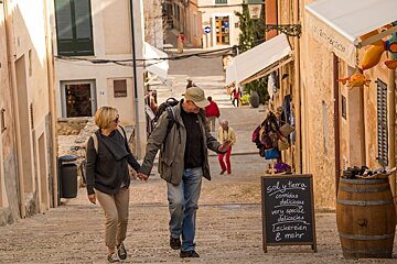 a couple shopping in pollenca