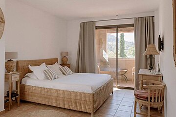 Auberge la Feniere Hotel, Cadenet double bedroom