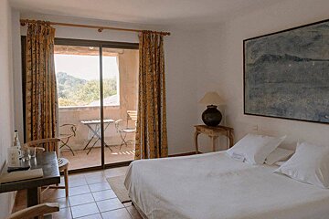 Auberge la Feniere Hotel, Cadenet double bedroom