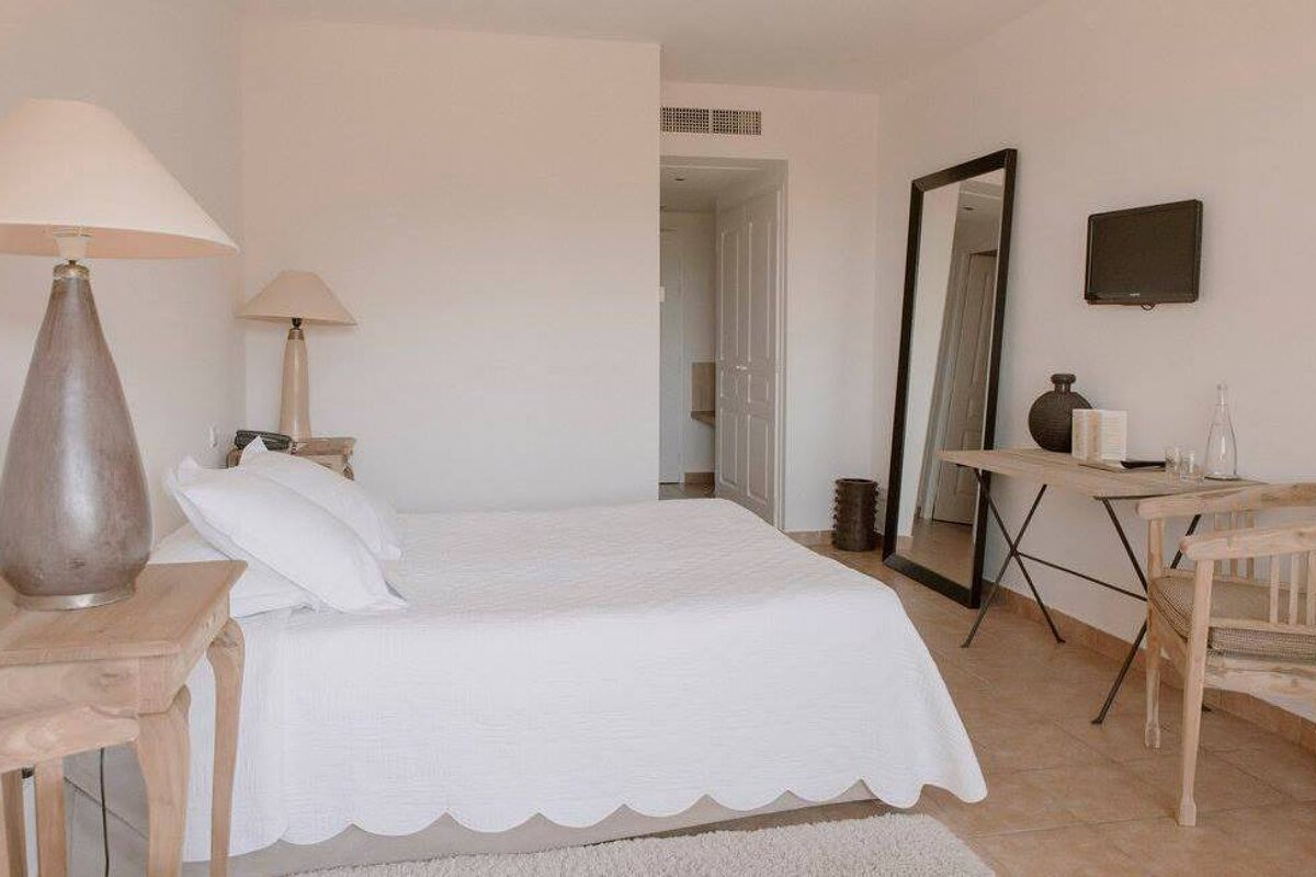 Auberge la Feniere Hotel, Cadenet double bedroom