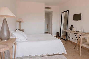 Auberge la Feniere Hotel, Cadenet double bedroom