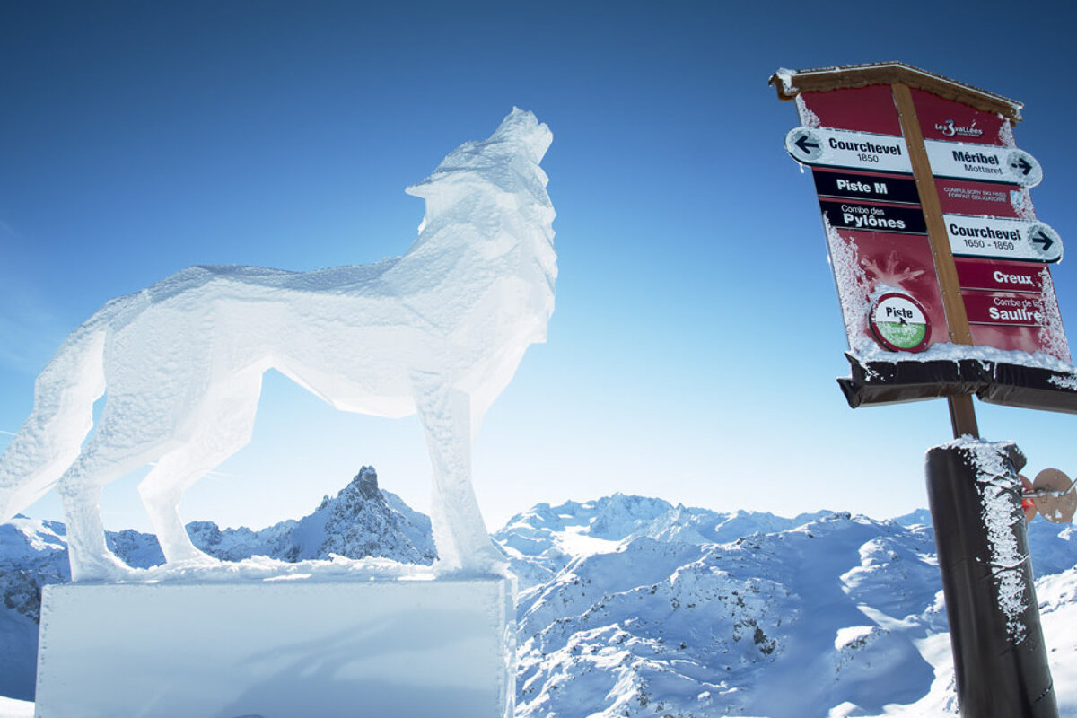 a howelling wolf ice sculpture in courchevel