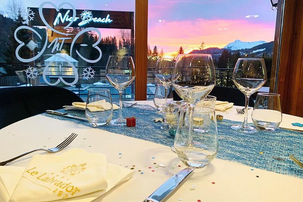 A table with a napkin that says le labrador on it