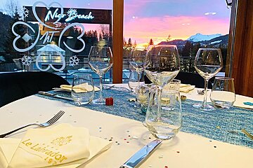 A table with a napkin that says le labrador on it