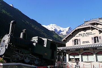 a train station for the mer de glace