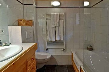 Rachelle Chalet, Meribel Village bathroom