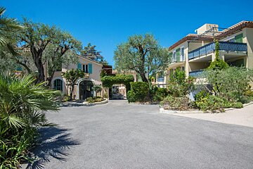A building with a sign that says ' hotel ' on it