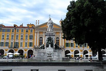a statue in the place garibaldi